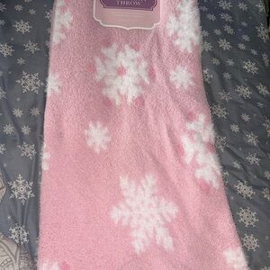 Twilight town, Christmas, pink and white snowflake fuzzy blanket